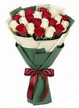Букет Микс из красных и белых роз в Зональной Станции