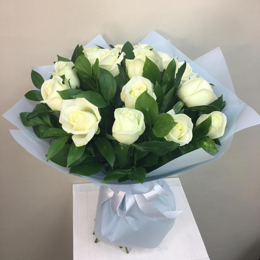Букет 15 Белых роз Проуд в Зональной Станции