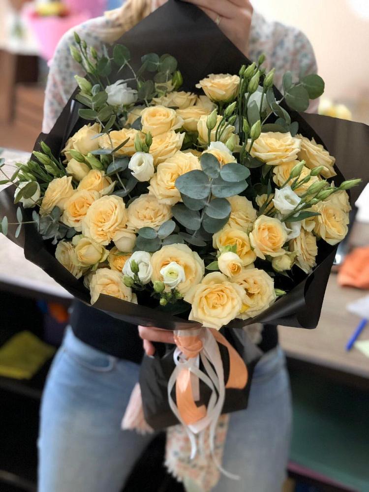 Букет цветов из: Розы и Лизиантусы в Зональной Станции