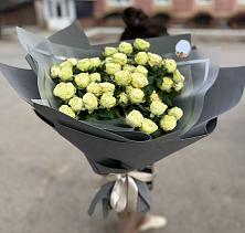 Букет Белые кустовые розы Солинеро в Зональной Станции