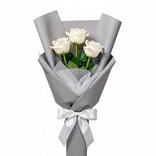 Букет 3 белые розы в Зональной Станции