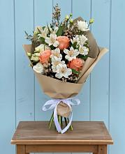 Букет цветов из:  Альстромерии, Лизиантусы, Розы и Хризантемы в Зональной Станции