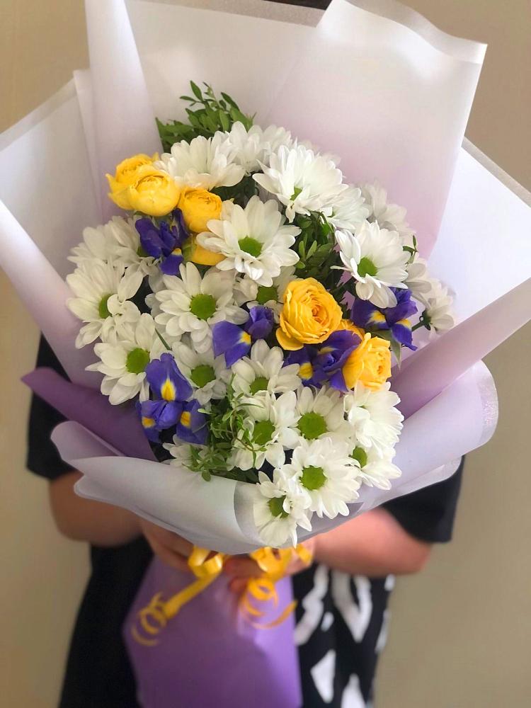 Букет цветов из: Ирисы, Хризантемы и Розы в Зональной Станции