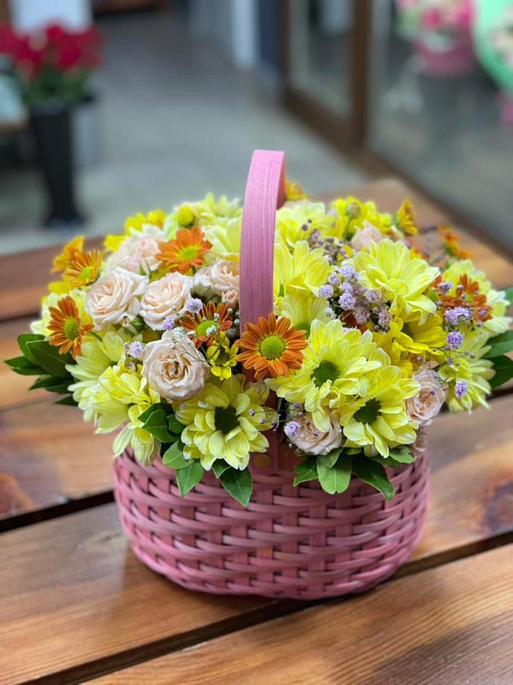 Цветочная композиция из Хризантемы и Розы в корзине в Зональной Станции