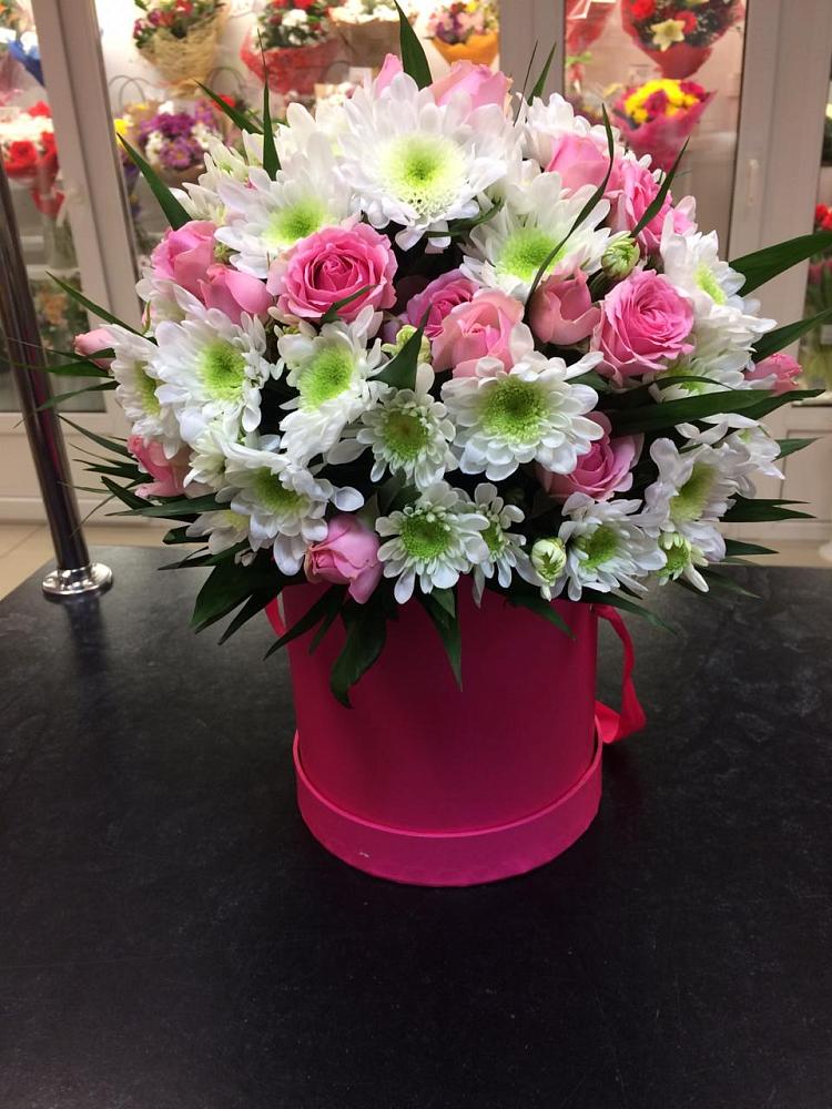 Цветочная композиция из Розы и Хризантемы в шляпной коробке в Зональной Станции