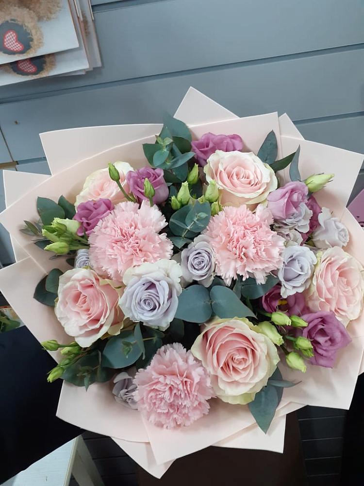 Букет цветов из: Розы, Гвоздики и Лизиантусы в Зональной Станции