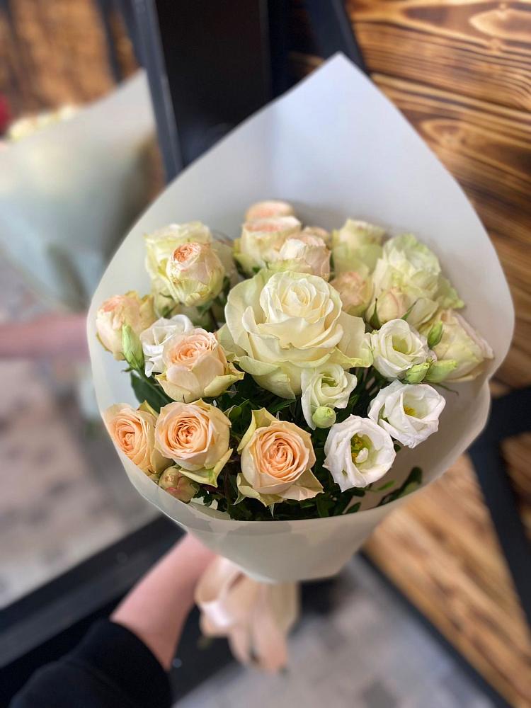 Букет цветов из: Розы и Лизиантусы в Зональной Станции